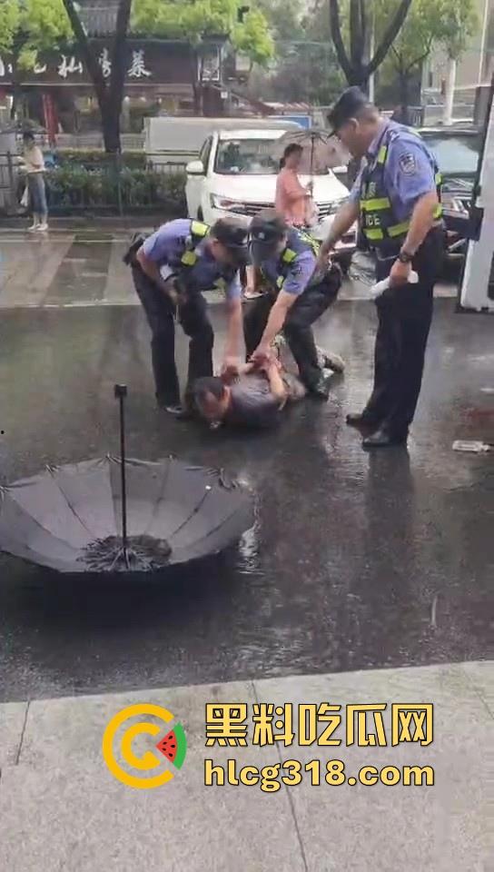 武汉江堤街持刀伤人，41岁嫌疑人张某持水果刀当着警察面捅杀被害人，也是够牛逼的！  第8张