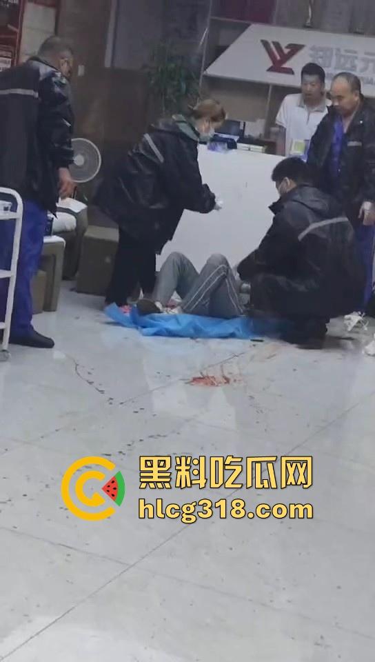 武汉江堤街持刀伤人，41岁嫌疑人张某持水果刀当着警察面捅杀被害人，也是够牛逼的！  第9张