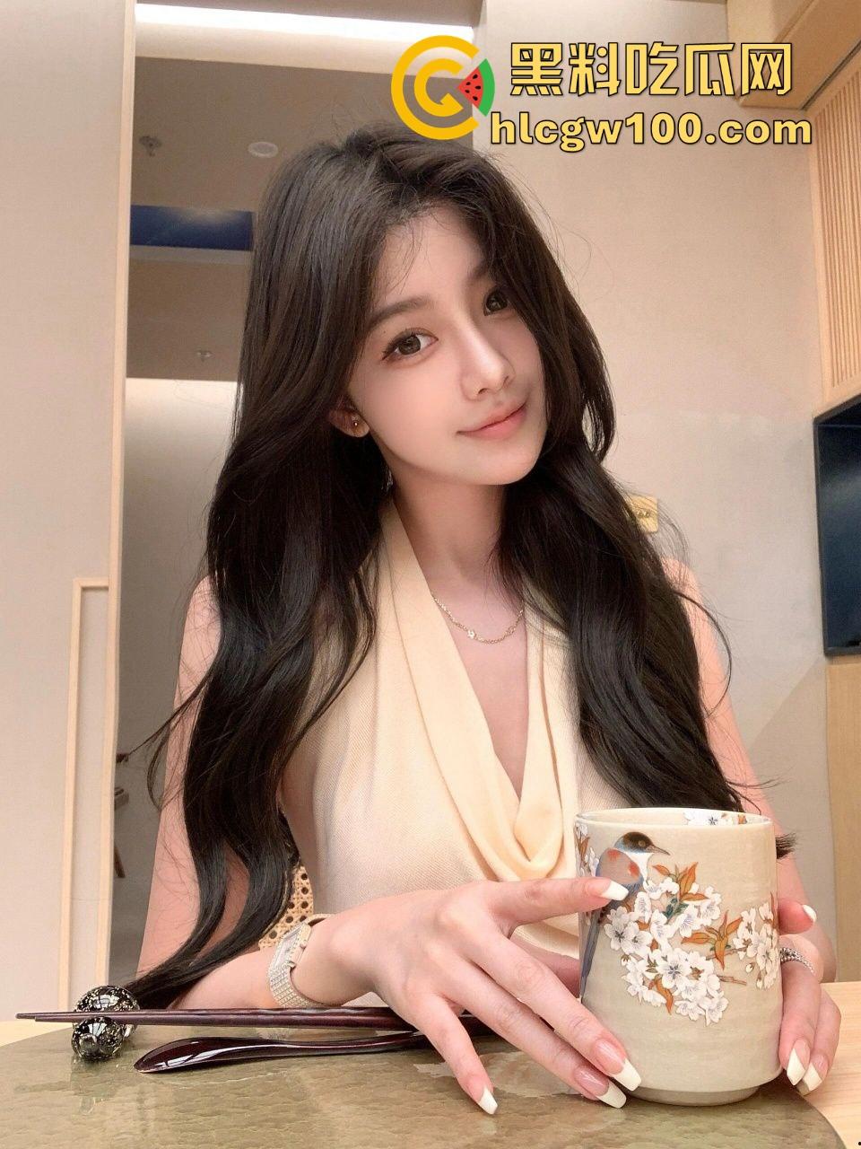 兄弟KTV喝趴睡着，大奶女友骚到直接扒衣看胸，胸贴亮瞎眼，嘴上还叫别弄坏衣服，怪不得把人榨废！  第3张