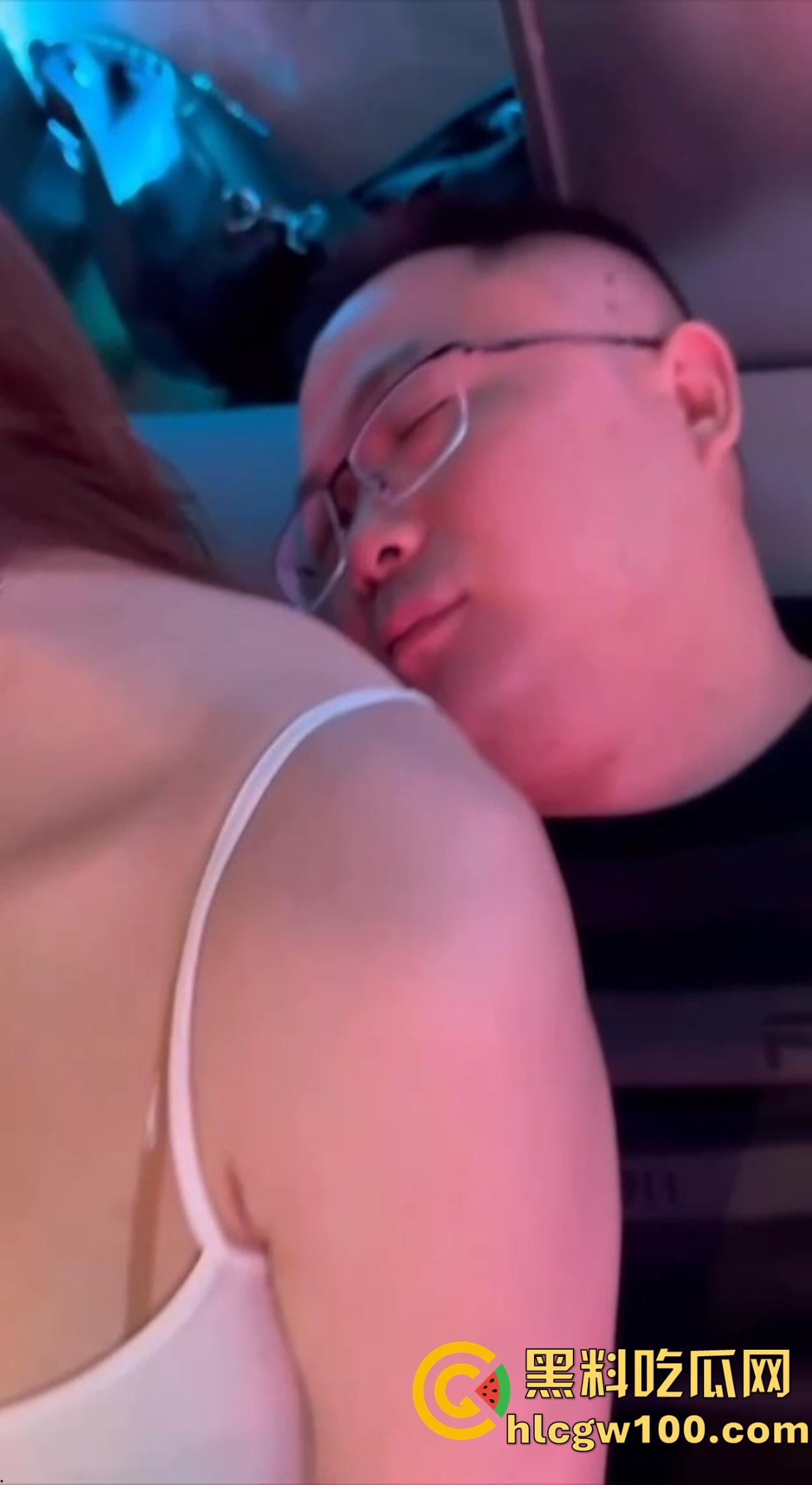 兄弟KTV喝趴睡着，大奶女友骚到直接扒衣看胸，胸贴亮瞎眼，嘴上还叫别弄坏衣服，怪不得把人榨废！  第7张