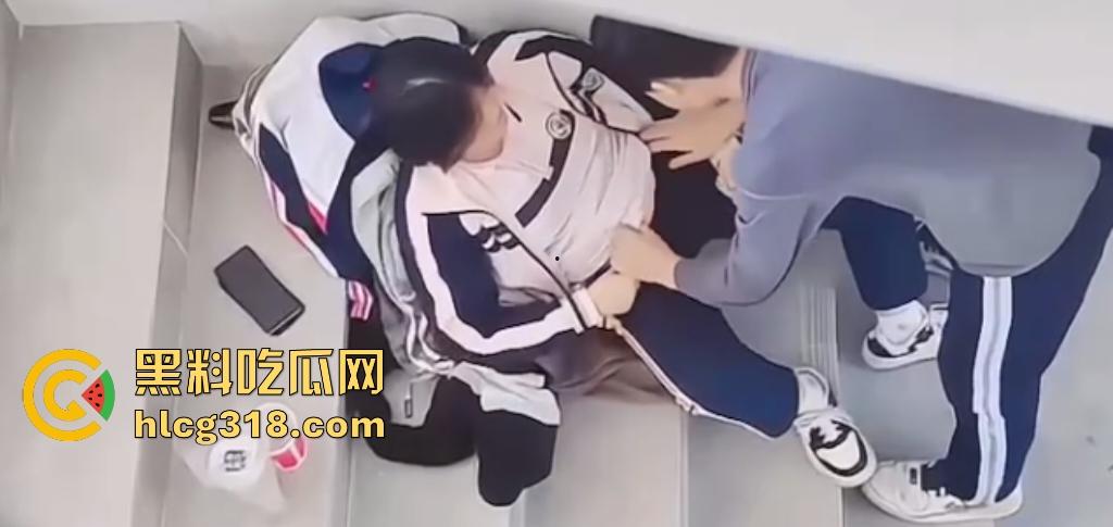 高中生楼道学弟帮学姐自慰，学弟这样子还真有调情的意思！男助女逼流水，喷涌到校服上，明天升旗时肯定一股淫水味！  第2张