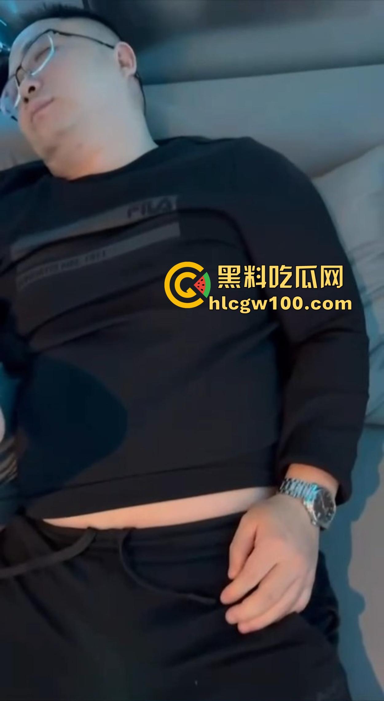 兄弟KTV喝趴睡着，大奶女友骚到直接扒衣看胸，胸贴亮瞎眼，嘴上还叫别弄坏衣服，怪不得把人榨废！  第10张