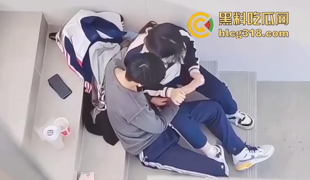 高中生楼道学弟帮学姐自慰，学弟这样子还真有调情的意思！男助女逼流水，喷涌到校服上，明天升旗时肯定一股淫水味！  第3张