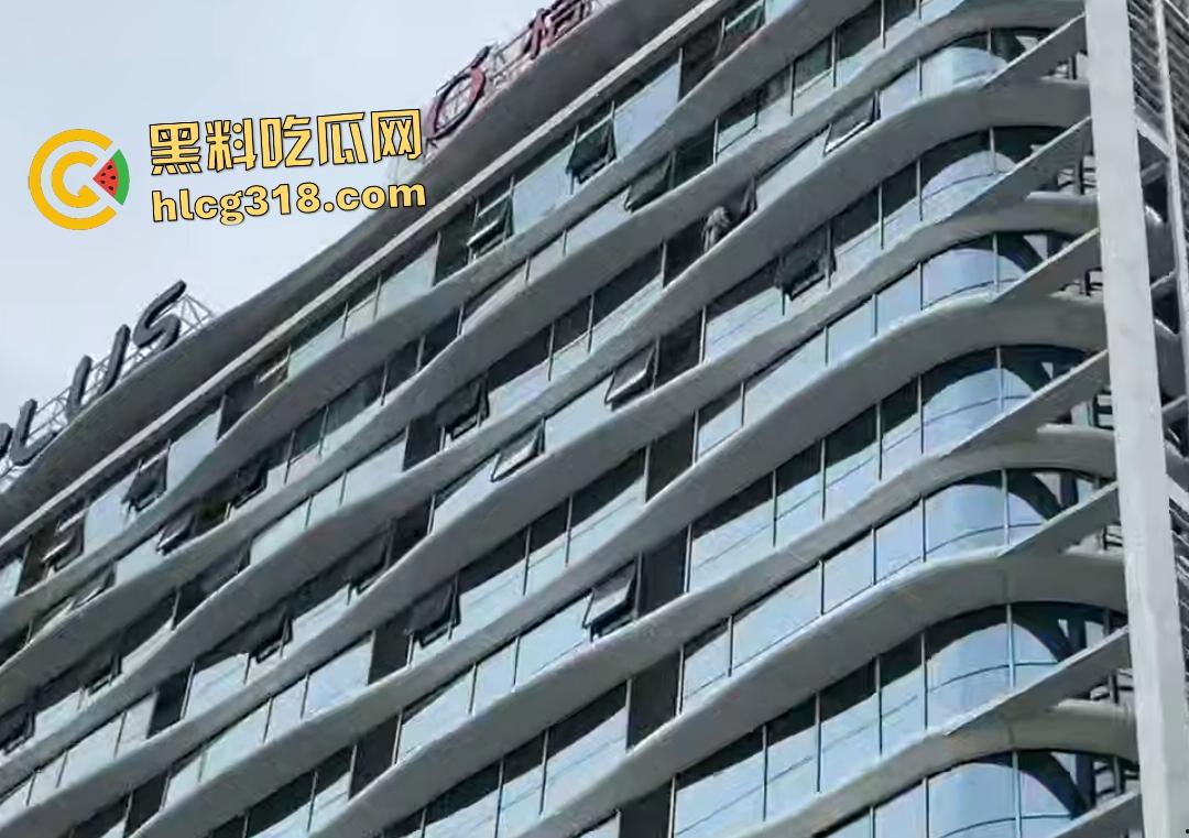 华侨城桔子酒店女子穿最爱的JK跳楼自杀悲剧！原因竟是女友遭男友暴打次日绝望坠楼！  第3张