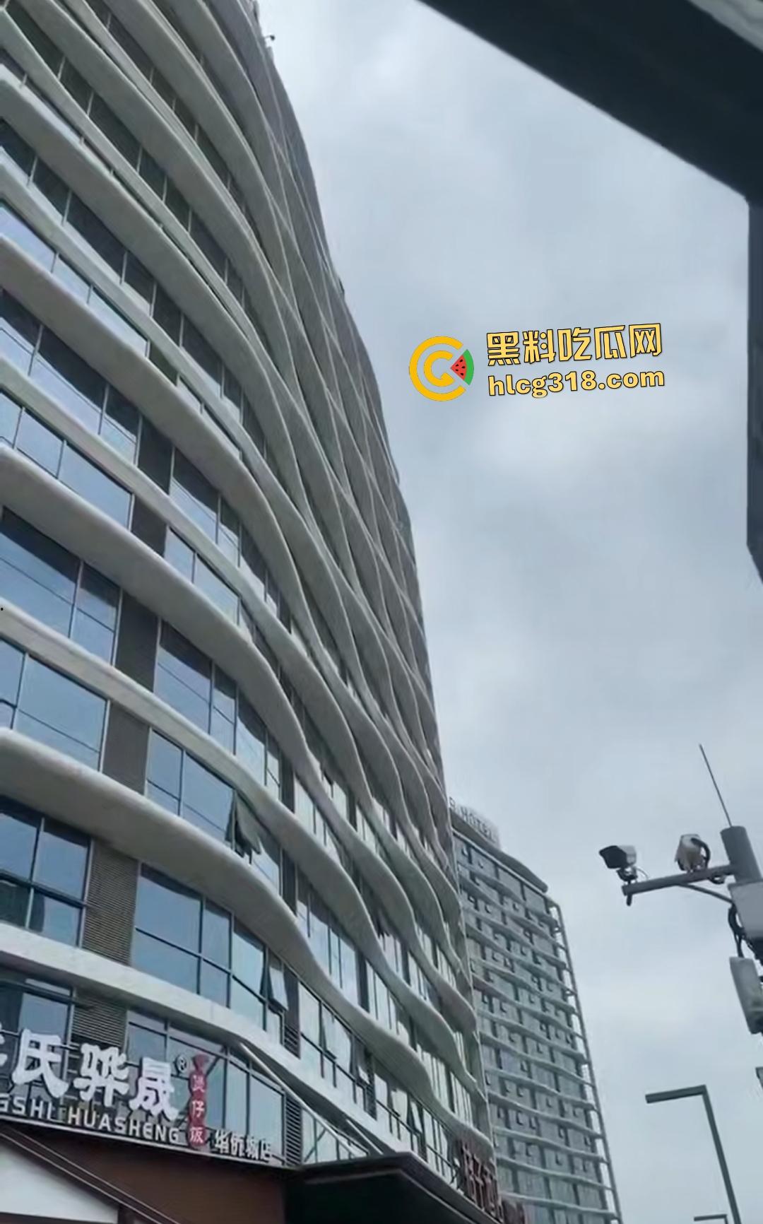 华侨城桔子酒店女子穿最爱的JK跳楼自杀悲剧！原因竟是女友遭男友暴打次日绝望坠楼！  第4张