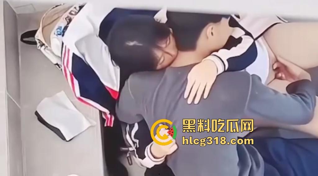 高中生楼道学弟帮学姐自慰，学弟这样子还真有调情的意思！男助女逼流水，喷涌到校服上，明天升旗时肯定一股淫水味！  第6张
