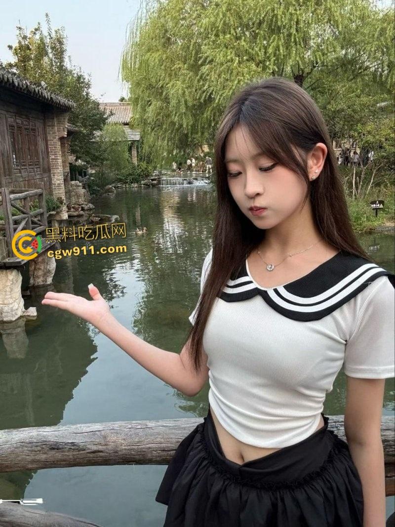 山东青岛反差女友【杨一涵】，白丝JK娇小诱人，肥嫩美鲍阴毛浓密，男友后入猛插呻吟连连！  第2张