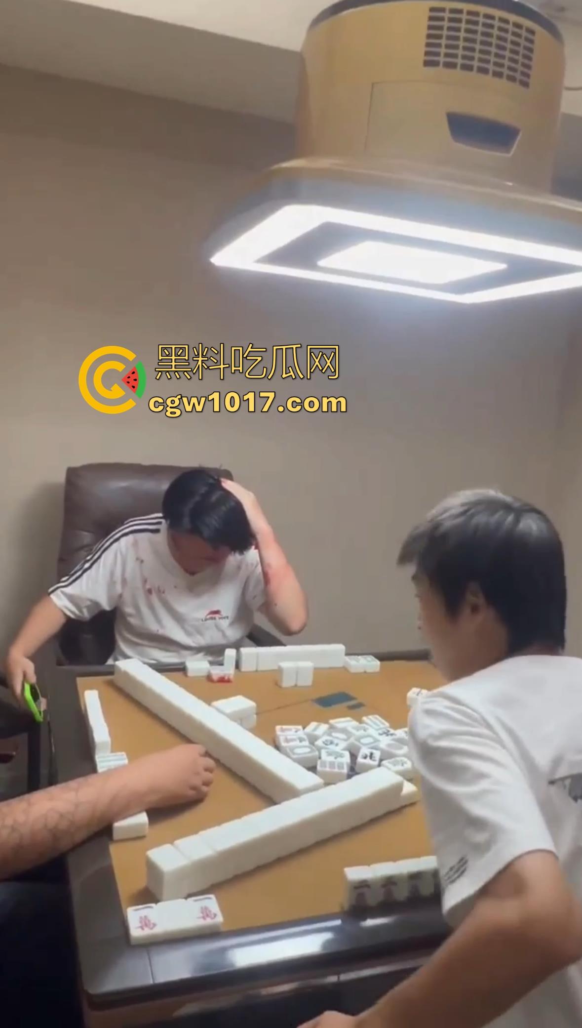 抖音热搜精神小伙1秒18拳完整视频！国服达摩申请出战，精神小伙飞身跃起暴击输出，只因怀疑牌友摸女友手！  第10张