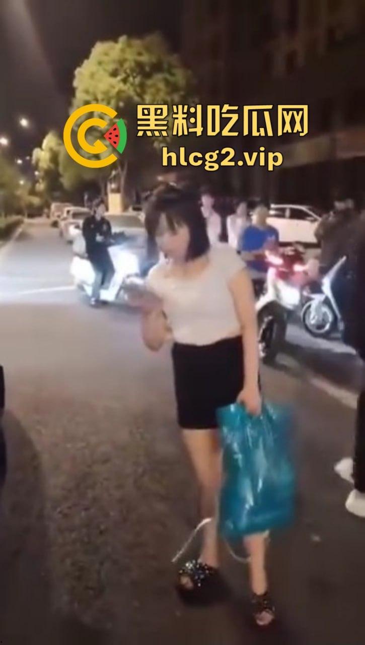 仙女病发作！街头撒泼自残还被嘲讽，出手打人踢飞自己，血压爆表的尴尬时刻！  第1张