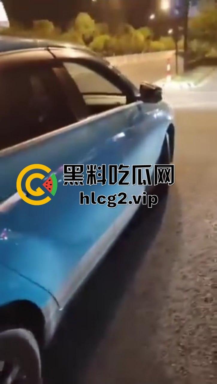 仙女病发作！街头撒泼自残还被嘲讽，出手打人踢飞自己，血压爆表的尴尬时刻！  第2张