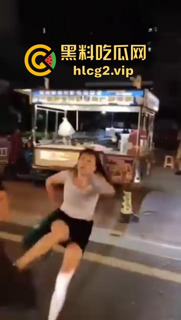 仙女病发作！街头撒泼自残还被嘲讽，出手打人踢飞自己，血压爆表的尴尬时刻！  第4张