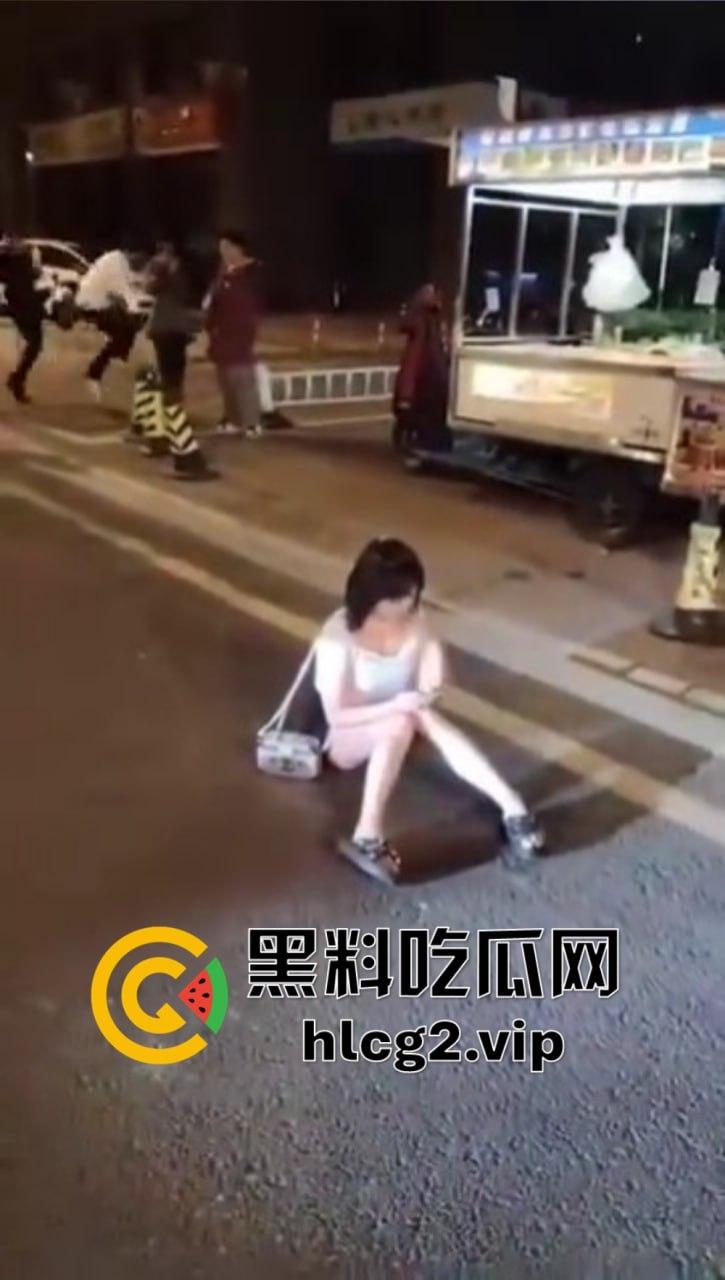 仙女病发作！街头撒泼自残还被嘲讽，出手打人踢飞自己，血压爆表的尴尬时刻！  第6张