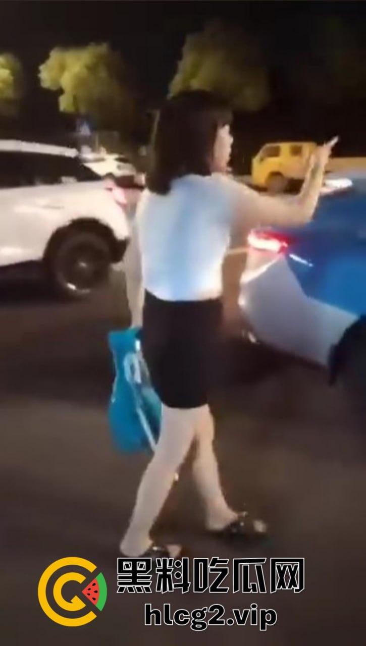 仙女病发作！街头撒泼自残还被嘲讽，出手打人踢飞自己，血压爆表的尴尬时刻！  第8张