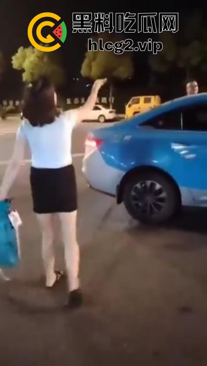 仙女病发作！街头撒泼自残还被嘲讽，出手打人踢飞自己，血压爆表的尴尬时刻！  第10张