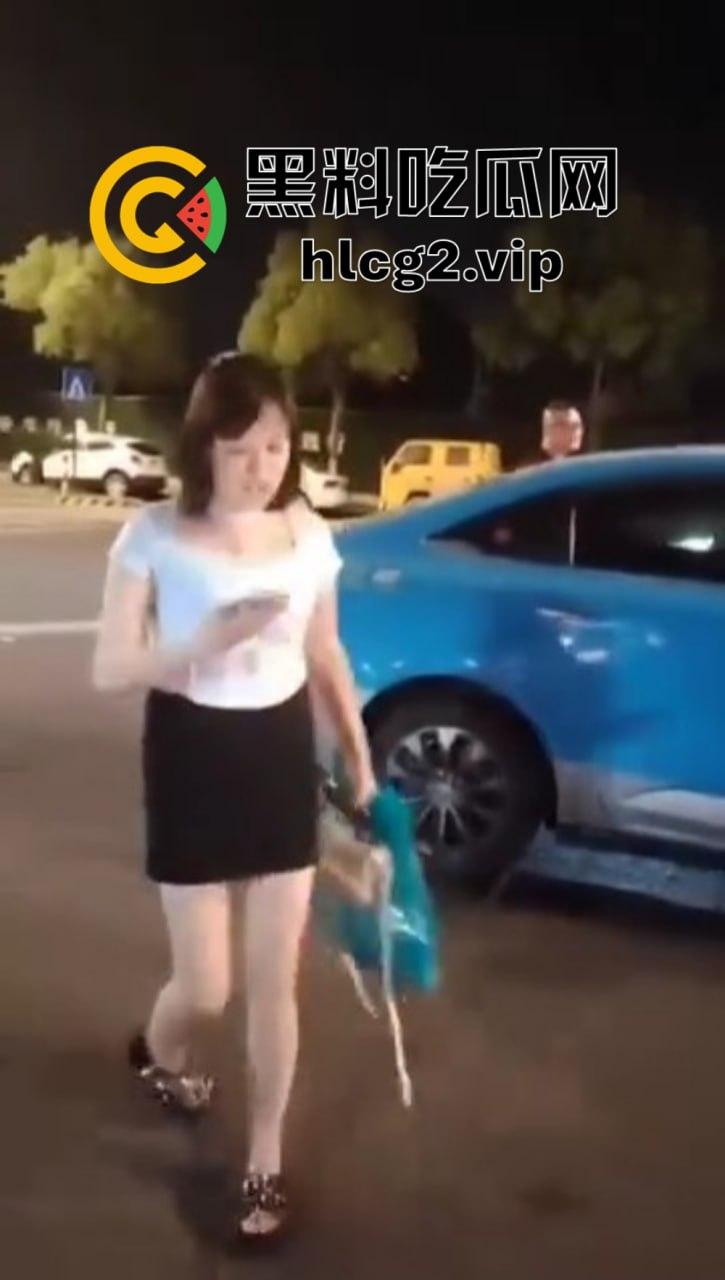 仙女病发作！街头撒泼自残还被嘲讽，出手打人踢飞自己，血压爆表的尴尬时刻！  第11张