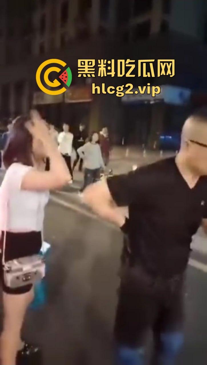 仙女病发作！街头撒泼自残还被嘲讽，出手打人踢飞自己，血压爆表的尴尬时刻！  第12张