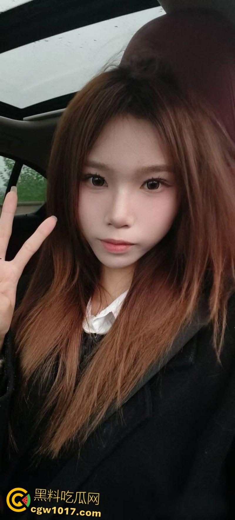 广州极品小骚货【黄沫莹】，JK短裙户外真空露出，露脸口交深喉舔屌，镜前疯狂打桩后入，嫩穴汁水横流！  第3张