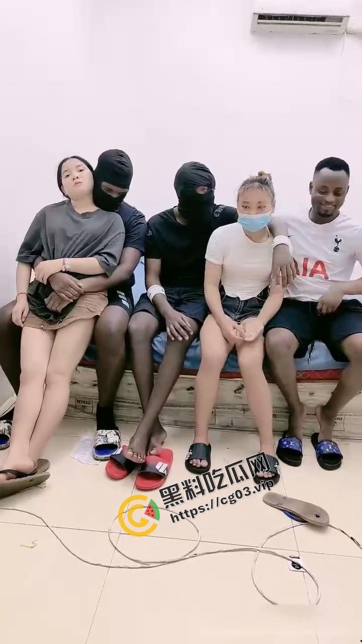 黑白配 黑鬼爆操精神小妹  黑皮公狗巨屌塞嫩穴 第1张