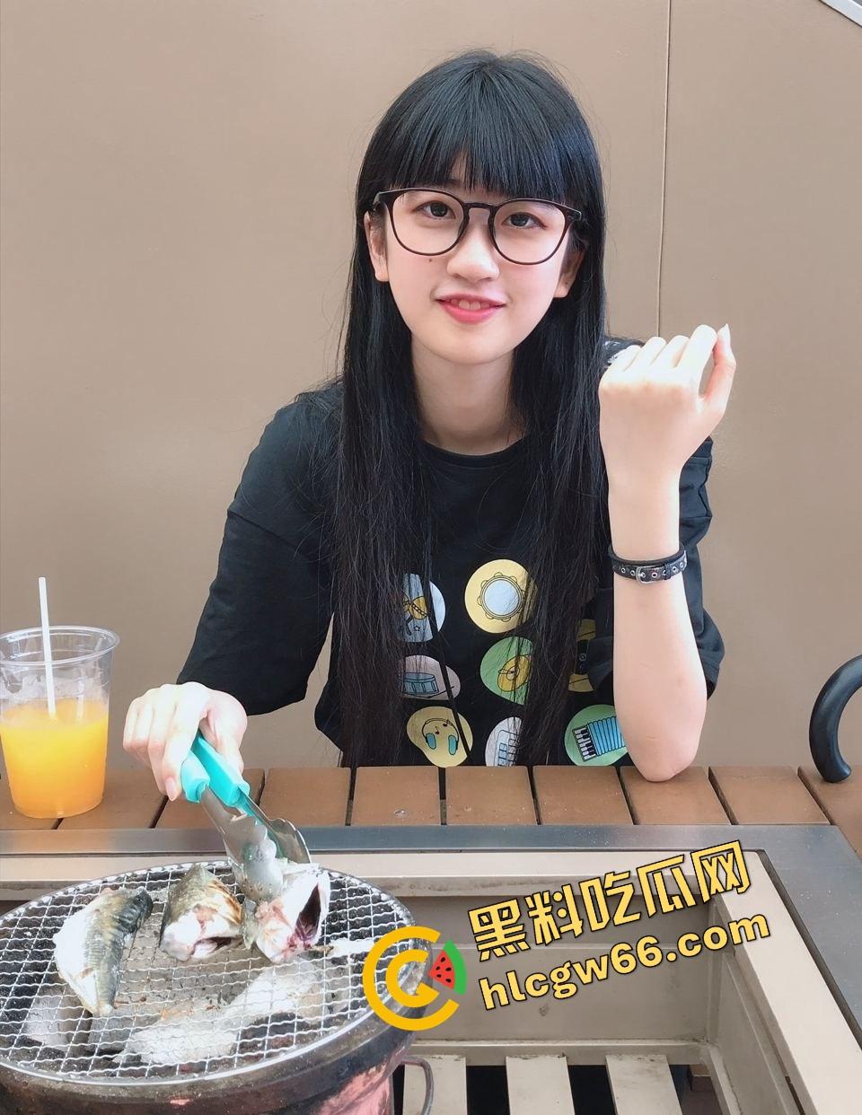 重庆眼镜学生妹【景浩】从图书馆到酒店，眼镜装纯黑丝撅臀骚穴被网友无套后入，带闺蜜野外露逼赚外快！  第2张