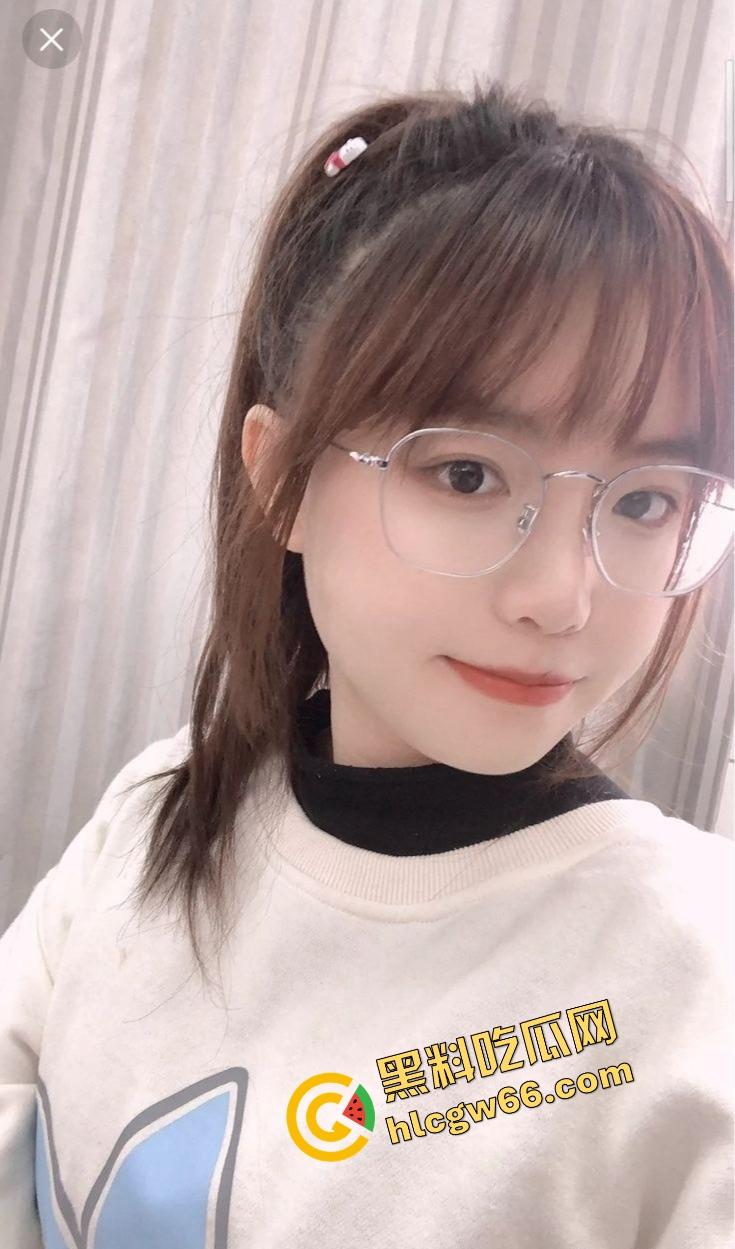 重庆眼镜学生妹【景浩】从图书馆到酒店，眼镜装纯黑丝撅臀骚穴被网友无套后入，带闺蜜野外露逼赚外快！  第3张