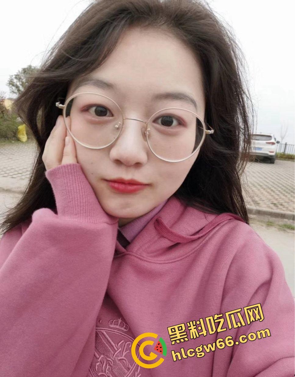 重庆眼镜学生妹【景浩】从图书馆到酒店，眼镜装纯黑丝撅臀骚穴被网友无套后入，带闺蜜野外露逼赚外快！  第4张