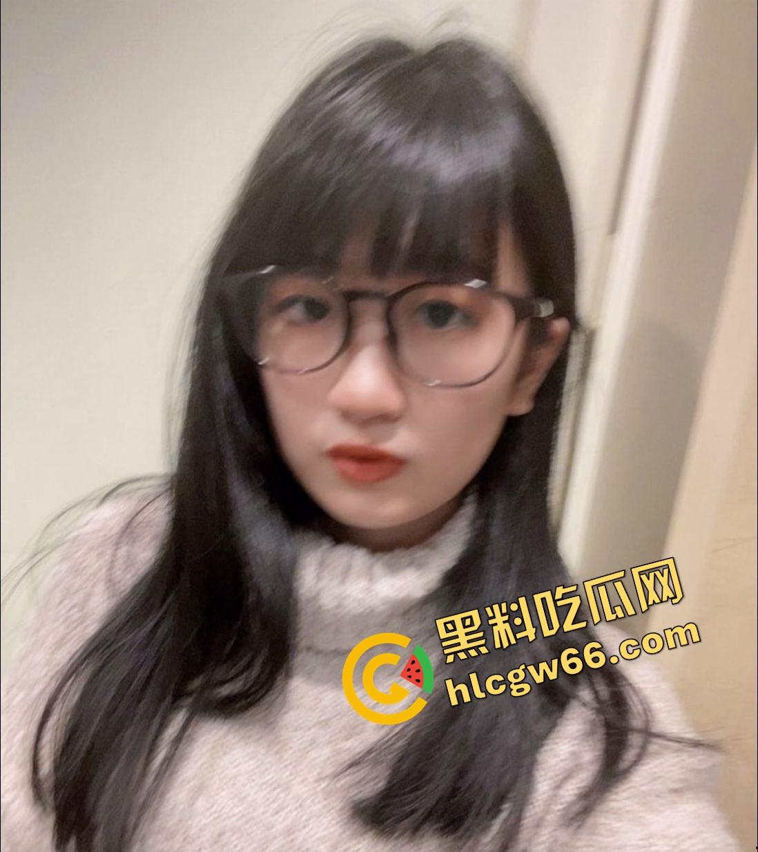 重庆眼镜学生妹【景浩】从图书馆到酒店，眼镜装纯黑丝撅臀骚穴被网友无套后入，带闺蜜野外露逼赚外快！  第7张