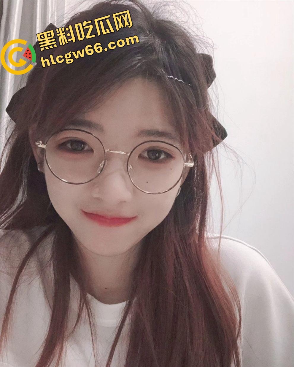 重庆眼镜学生妹【景浩】从图书馆到酒店，眼镜装纯黑丝撅臀骚穴被网友无套后入，带闺蜜野外露逼赚外快！  第9张