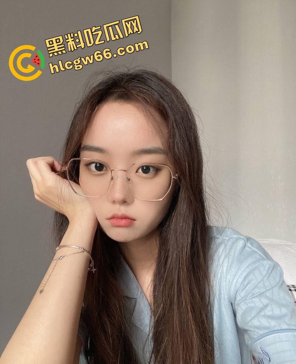 重庆眼镜学生妹【景浩】从图书馆到酒店，眼镜装纯黑丝撅臀骚穴被网友无套后入，带闺蜜野外露逼赚外快！  第11张