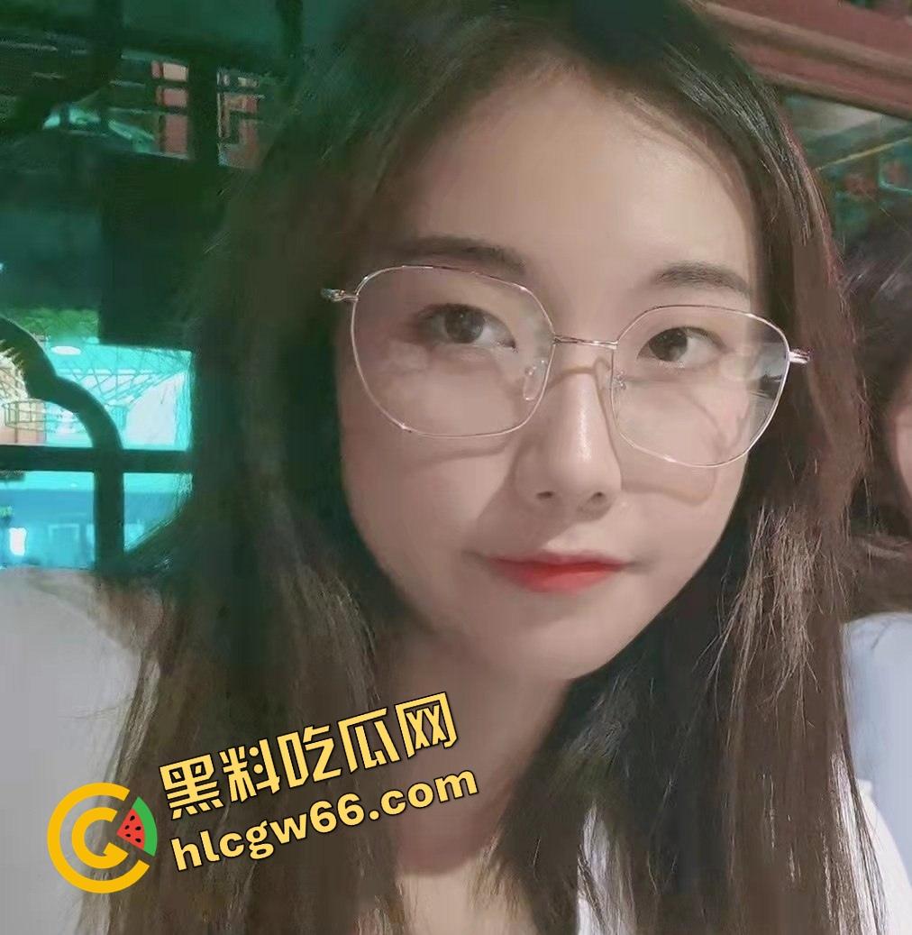 重庆眼镜学生妹【景浩】从图书馆到酒店，眼镜装纯黑丝撅臀骚穴被网友无套后入，带闺蜜野外露逼赚外快！  第12张