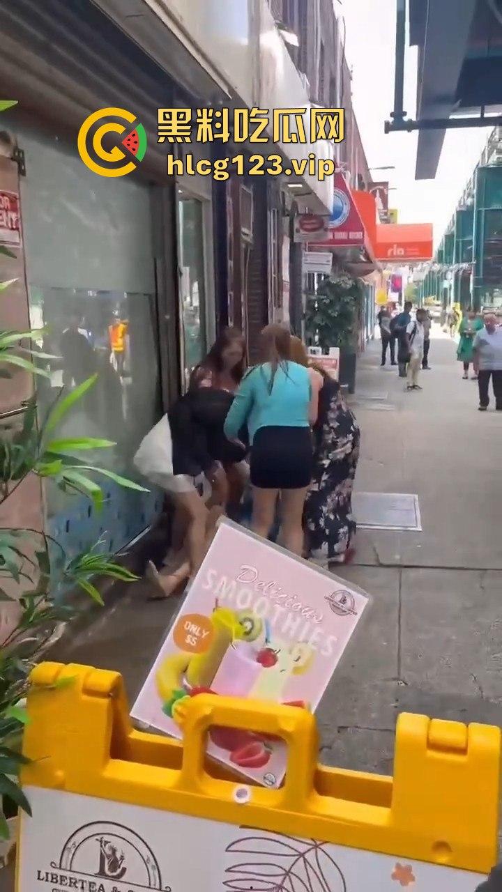 纽约华人区站街女为抢客户互殴，白天华人打晚上洋马拼，唐人街的行情卷成这样了？  第5张