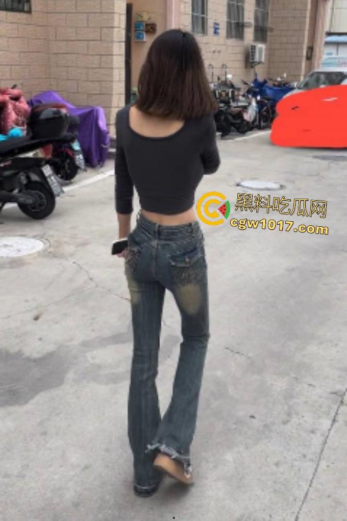 气质熟女【郭美烨】毛太多被金主喊刮逼毛，坐浴缸用脱毛膏剃刀刮成嫩逼，再不刮干净就刺金主嘴巴了！  第1张