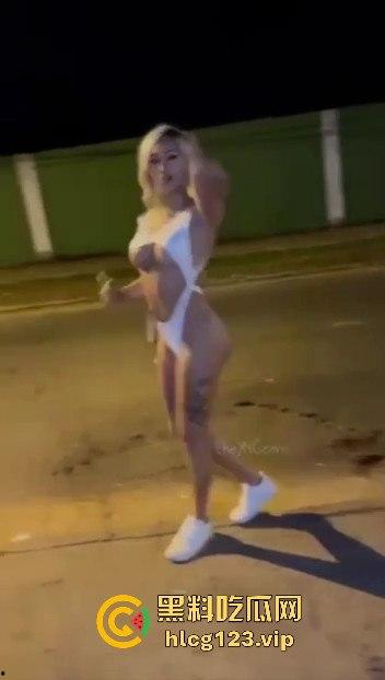 纽约华人区站街女为抢客户互殴，白天华人打晚上洋马拼，唐人街的行情卷成这样了？  第8张