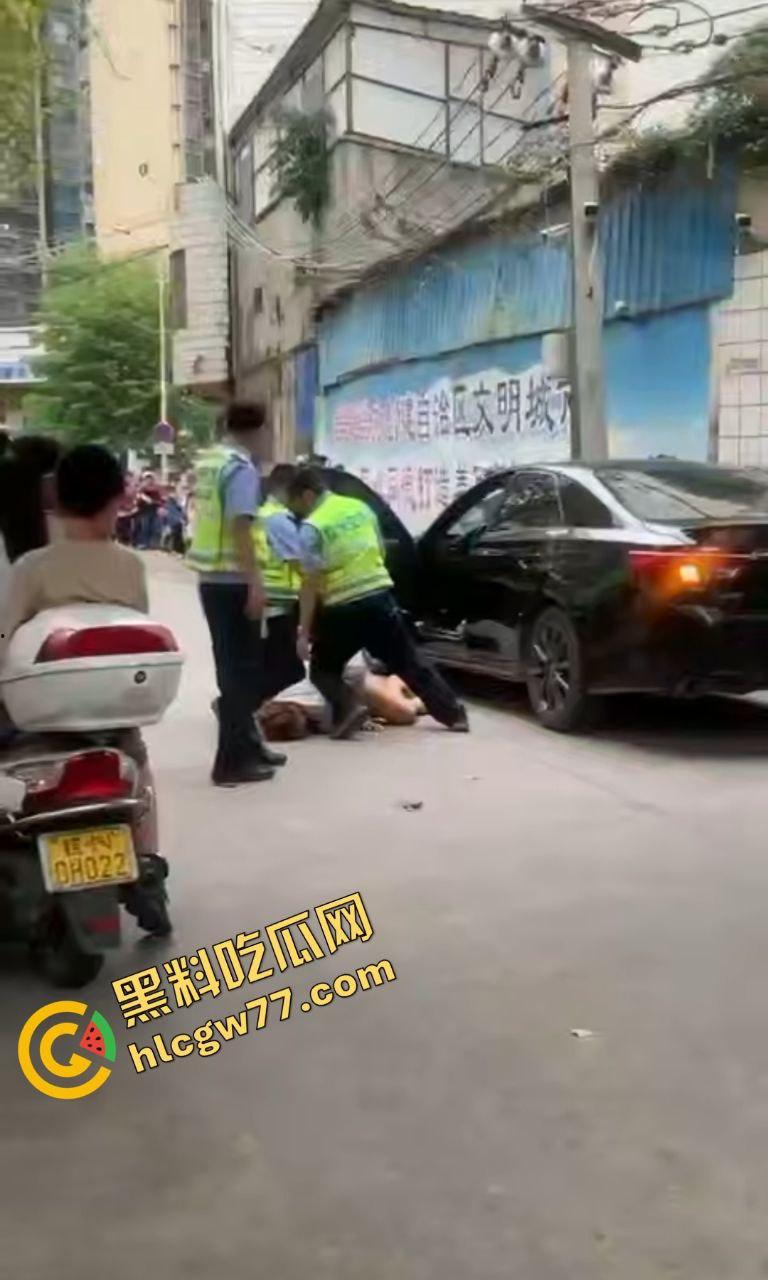 钦州实验学校门口血腥屠杀！无牌车女魔头撞死一堆学生，现实GTA5刀光剑影！  第1张