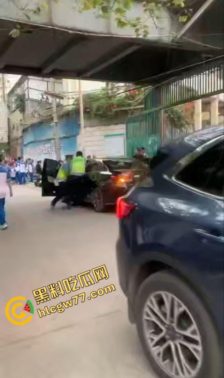 钦州实验学校门口血腥屠杀！无牌车女魔头撞死一堆学生，现实GTA5刀光剑影！  第2张