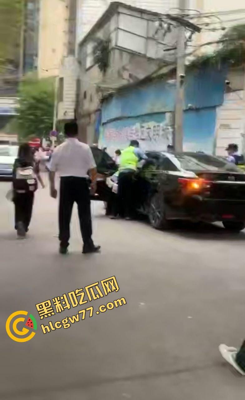 钦州实验学校门口血腥屠杀！无牌车女魔头撞死一堆学生，现实GTA5刀光剑影！  第4张