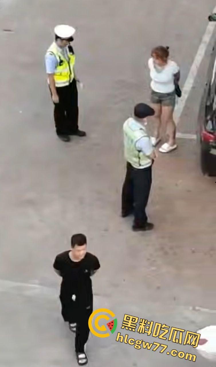 钦州实验学校门口血腥屠杀！无牌车女魔头撞死一堆学生，现实GTA5刀光剑影！  第6张