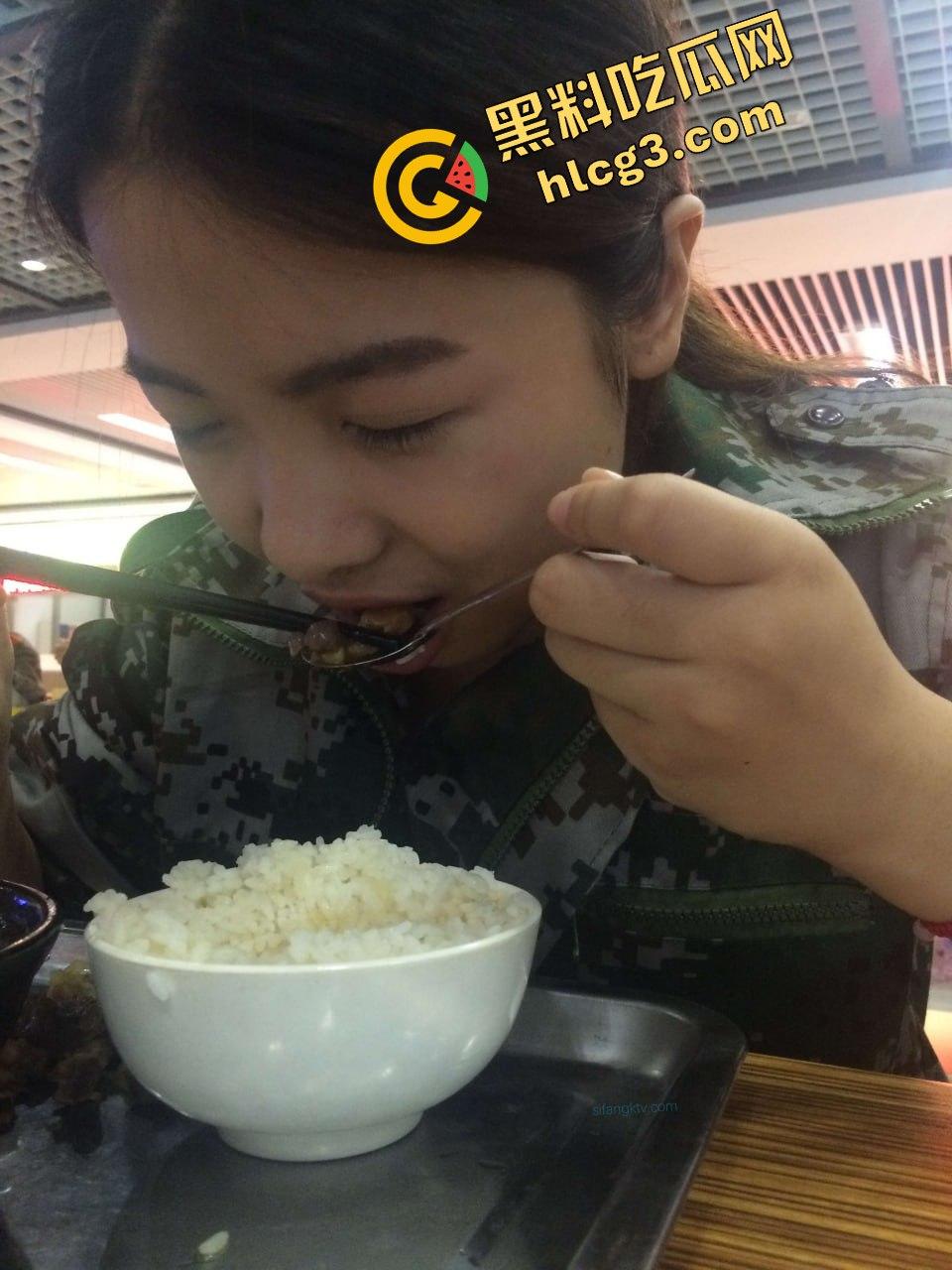 四川大学美术学妹【顾盼盼】遭学长PUA 军训完出租房内多体位爆操 遭泄密流出  第1张