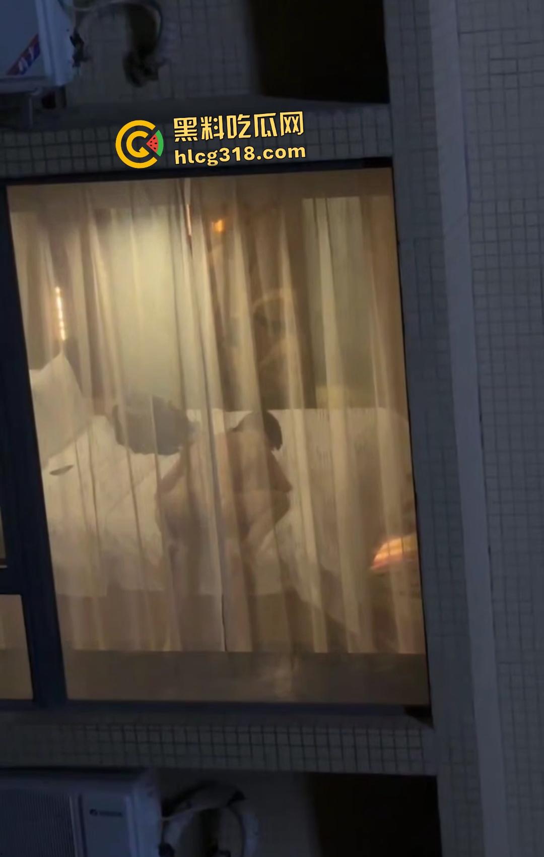 黑丝女口交脚翘高不拉窗帘做爱！三男一女偷拍笑称水平绝顶！还笑？下一个就是多P你！  第2张