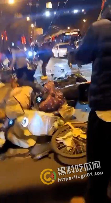 北京二环宽街路口兰博基尼连环撞人 死伤数十人 微博相关报道被封禁 男子疑似高官子弟 现场视频曝光 第2张 北京二环宽街路口兰博基尼连环撞人 死伤数十人 微博相关报道被封禁 男子疑似高官子弟 现场视频曝光 第2张