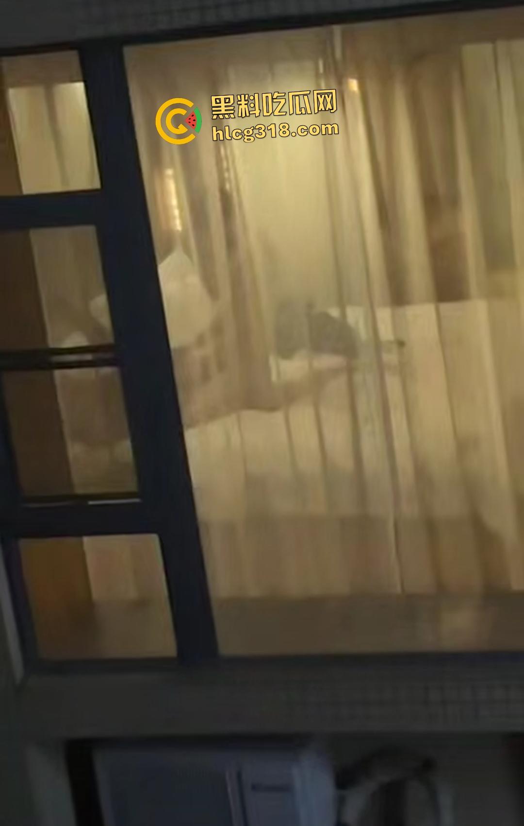 黑丝女口交脚翘高不拉窗帘做爱！三男一女偷拍笑称水平绝顶！还笑？下一个就是多P你！  第4张