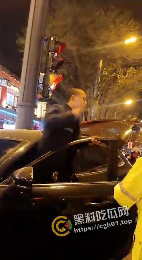 北京二环宽街路口兰博基尼连环撞人 死伤数十人 微博相关报道被封禁 男子疑似高官子弟 现场视频曝光 第4张 北京二环宽街路口兰博基尼连环撞人 死伤数十人 微博相关报道被封禁 男子疑似高官子弟 现场视频曝光 第4张