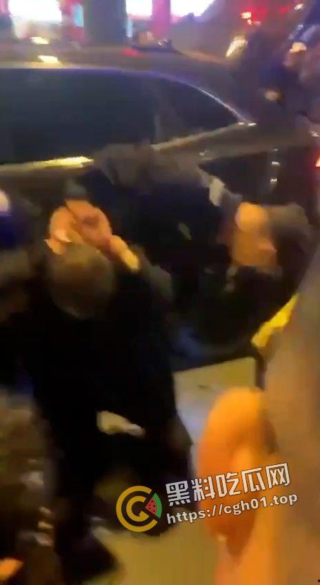 北京二环宽街路口兰博基尼连环撞人 死伤数十人 微博相关报道被封禁 男子疑似高官子弟 现场视频曝光 第5张 北京二环宽街路口兰博基尼连环撞人 死伤数十人 微博相关报道被封禁 男子疑似高官子弟 现场视频曝光 第5张