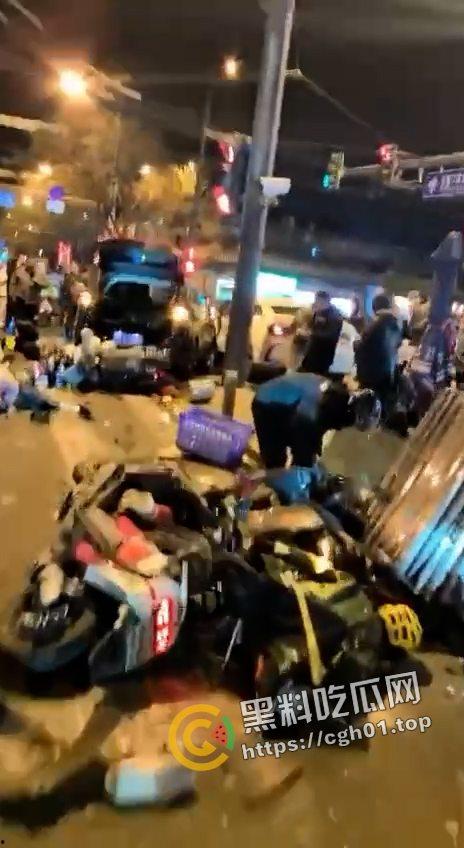 北京二环宽街路口兰博基尼连环撞人 死伤数十人 微博相关报道被封禁 男子疑似高官子弟 现场视频曝光 第6张 北京二环宽街路口兰博基尼连环撞人 死伤数十人 微博相关报道被封禁 男子疑似高官子弟 现场视频曝光 第6张