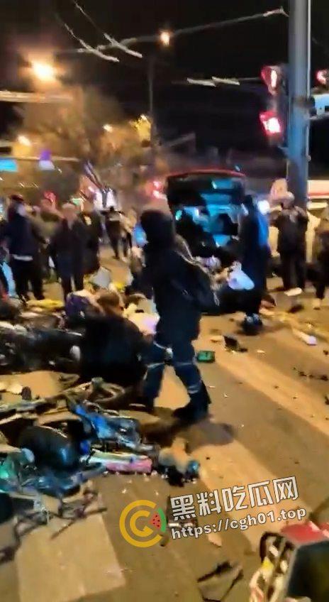 北京二环宽街路口兰博基尼连环撞人 死伤数十人 微博相关报道被封禁 男子疑似高官子弟 现场视频曝光 第7张 北京二环宽街路口兰博基尼连环撞人 死伤数十人 微博相关报道被封禁 男子疑似高官子弟 现场视频曝光 第7张