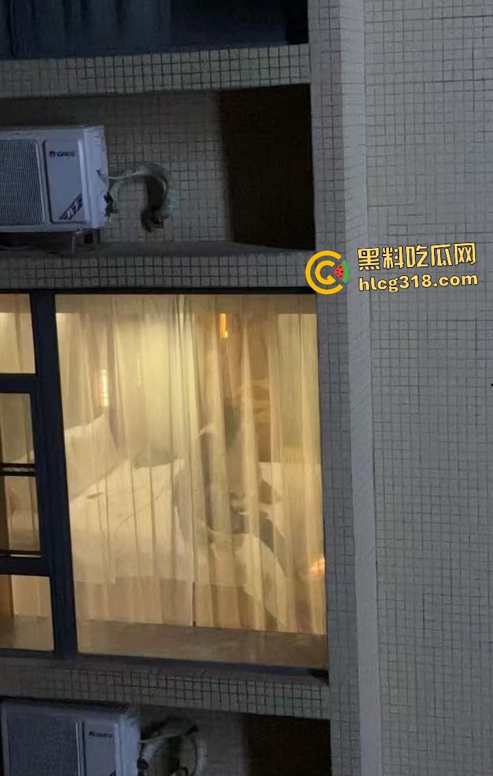 黑丝女口交脚翘高不拉窗帘做爱！三男一女偷拍笑称水平绝顶！还笑？下一个就是多P你！  第7张