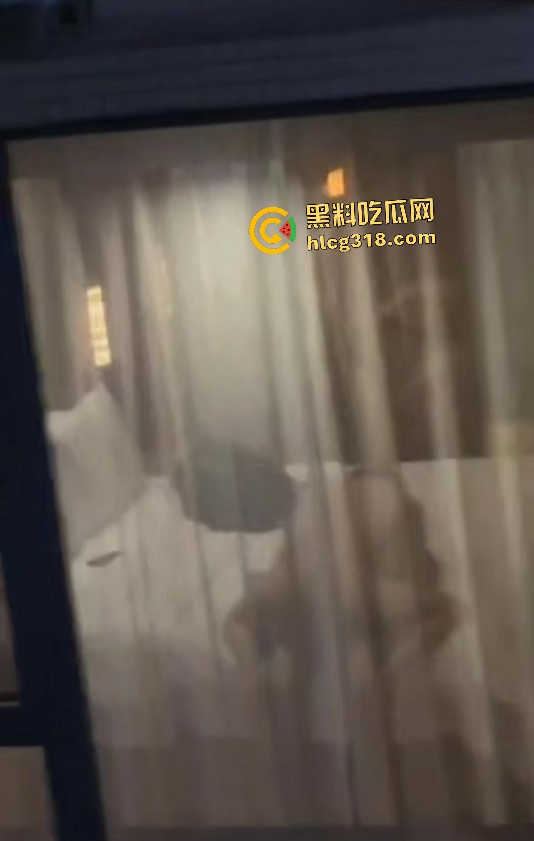 黑丝女口交脚翘高不拉窗帘做爱！三男一女偷拍笑称水平绝顶！还笑？下一个就是多P你！  第8张