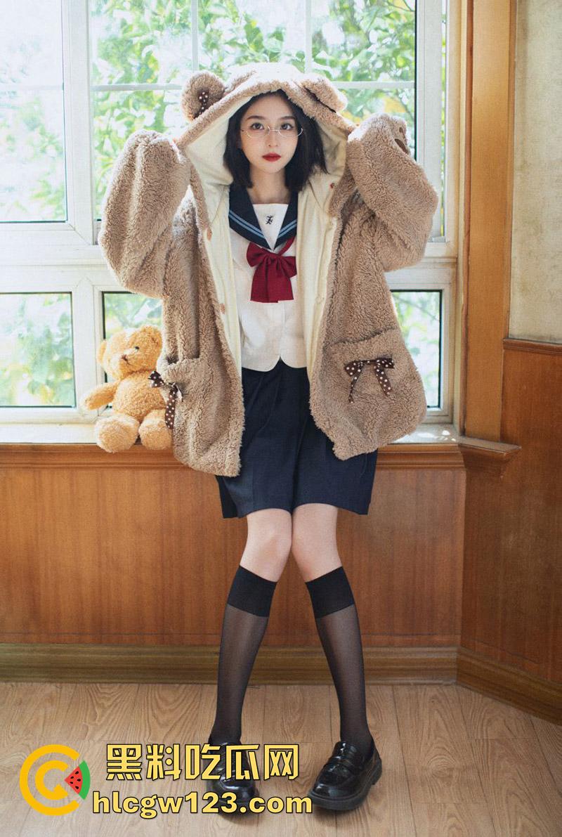 推特清纯少女【劳小白】，撕开性感JK制服，露出白嫩硕大美乳，完美酮体看的人心潮澎湃！  第2张