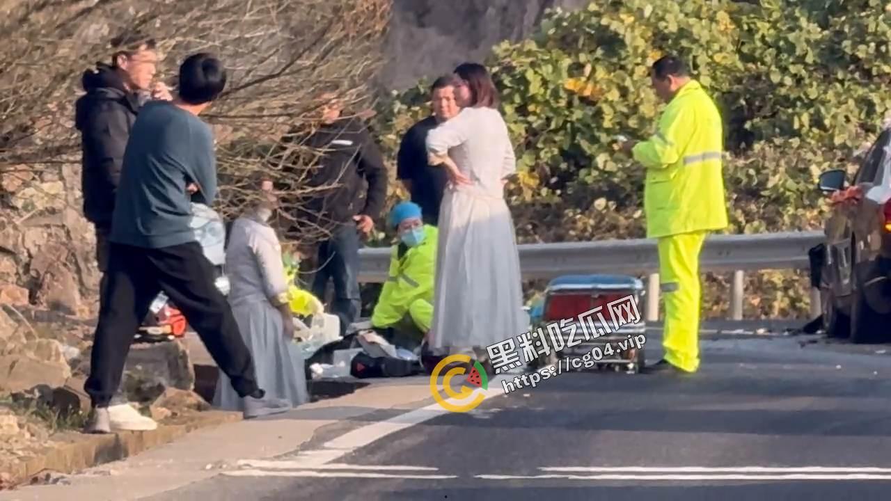 晦气！婚车接新娘与摩托车过弯压线相撞  汽车气囊都炸了 摩托车主命丧当场 毁了别人婚礼 第3张