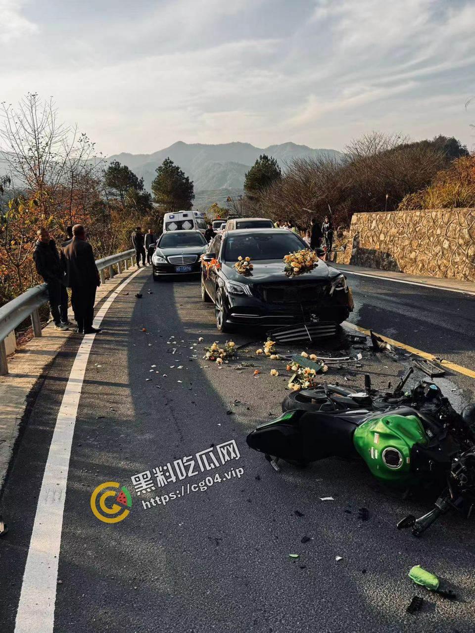 晦气！婚车接新娘与摩托车过弯压线相撞  汽车气囊都炸了 摩托车主命丧当场 毁了别人婚礼 第4张