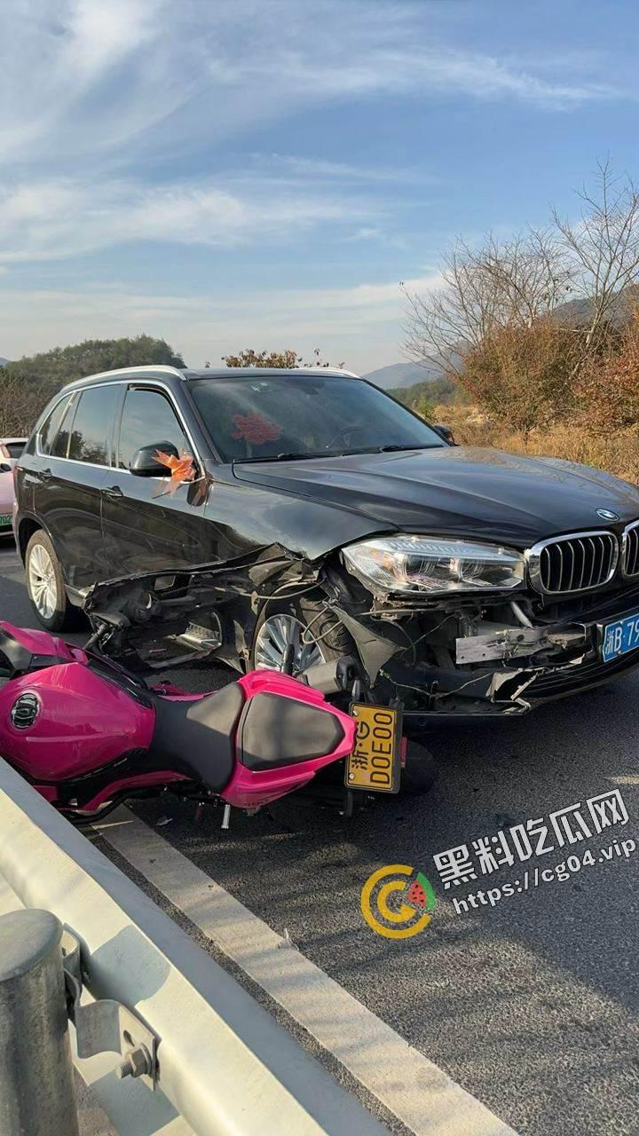 晦气！婚车接新娘与摩托车过弯压线相撞  汽车气囊都炸了 摩托车主命丧当场 毁了别人婚礼 第5张